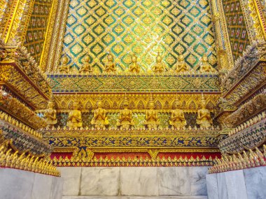 Geleneksel Tayland sanat desenleri Büyük Saray Bangkok 'taki Kanok tapınağı duvarı.