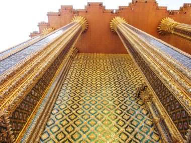 Geleneksel Tayland sanat desenleri Büyük Saray Bangkok 'taki Kanok tapınağı duvarı.