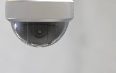 3D görüntüleme. Gri arkaplanda kırpma yolu izole edilmiş kubbe güvenlik kamerası.