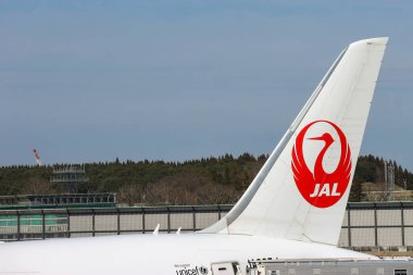 2020 Mart 04. Chiba Japonya. Japon Jal havayolu uçağı Narita uluslararası havaalanından kalkışa hazırlanıyor..