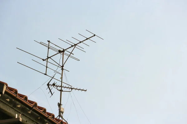 Asiático Velho Trânsito Sinal Antena Pólo Com Céu Fundo — Fotografia de Stock