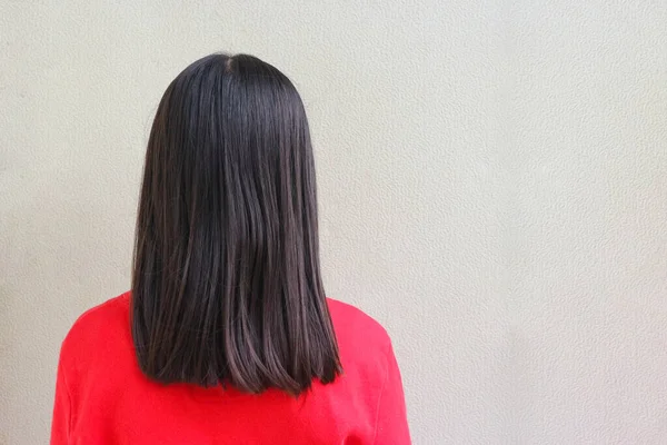 Parte Trás Uma Camisa Vermelha Menina Cabelo Longo Com Cópia — Fotografia de Stock