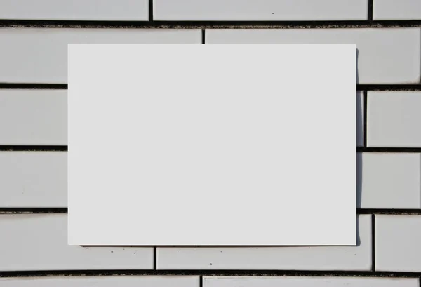 砖墙背景上的白色方块大小的模拟标牌 — 图库照片