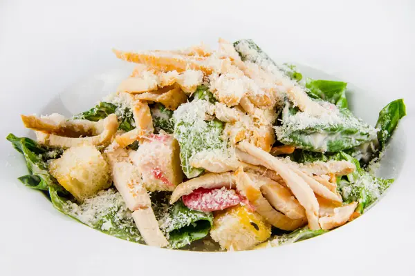 Тарелка со свежим салатом Цезаря. Крупный план — стоковое фото