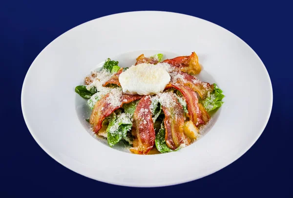 Salad dengan aroma remah roti, bacon, parmesan dan daun selada segar — Stok Foto