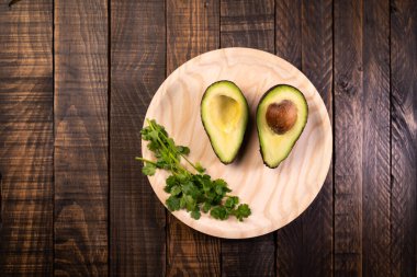 Avokado tahtadan ikiye bölündü. Sağlıklı ve vejetaryen yemekleri