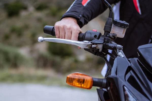 Detail gagang sepeda motor dengan rem dan tangan pilot. — Stok Foto