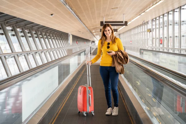 Schöne Junge Frau Sehr Glücklich Fuß Auf Dem Laufband Flughafen — Stockfoto