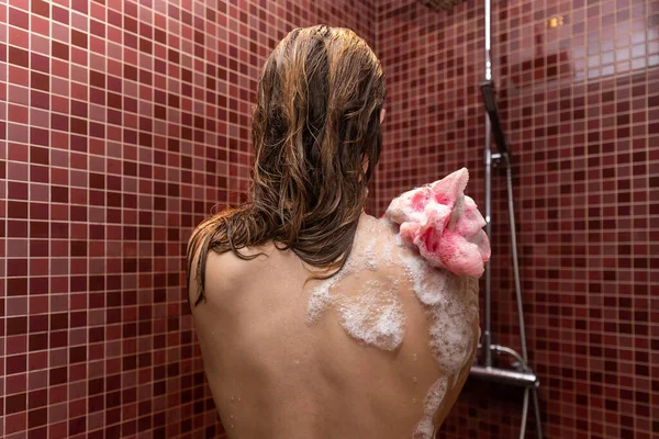 Jovem Costas Chuveiro Com Esponja Espumar Conceito Higiene Cuidados Pessoais — Fotografia de Stock