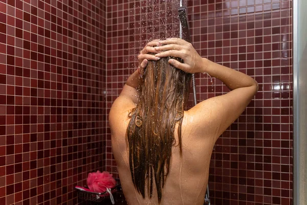 Jovem Costas Chuveiro Lavar Cabeça Conceito Beleza Mulher Cuidado Pessoal — Fotografia de Stock