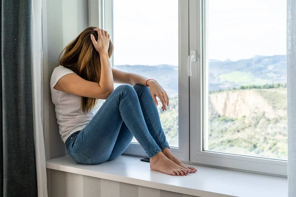 Молода Жінка Сидить Вікні Свого Будинку Концепція Перебування Вдома — стокове фото