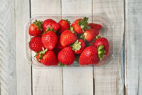 플라스틱 용기에 딸기입니다 집에서 과일을 — 스톡 사진