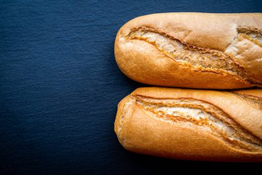 Üst manzara biraz ev yapımı ve koyu arkaplanda doğal ekmek kalıpları. Sağlıklı ve doğal gıda kavramı.