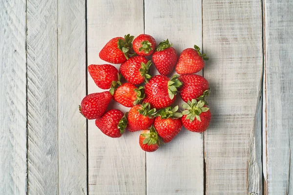 Vista Superior Algunas Fresas Rojas Sobre Una Mesa Madera Blanca — Foto de Stock