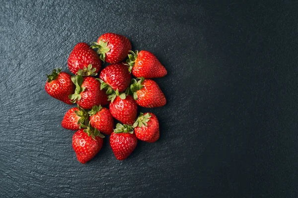 Vista Superior Algunas Fresas Rojas Sobre Fondo Oscuro — Foto de Stock