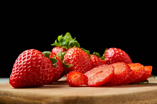 Fresas Rojas Recién Cortadas Una Tabla Madera Con Fondo Oscuro — Foto de Stock