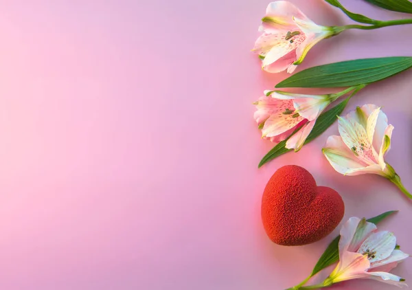 Concepto de San Valentín. Pastel de terciopelo corazón rojo sobre fondo rosa con delicadas flores de Alstroemeria — Foto de Stock