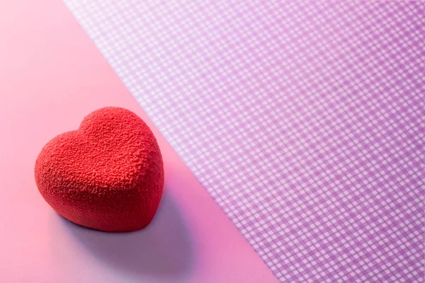 Concepto de San Valentín. Pastel en forma de corazón de terciopelo rosa sobre una superficie a cuadros rosa . — Foto de Stock