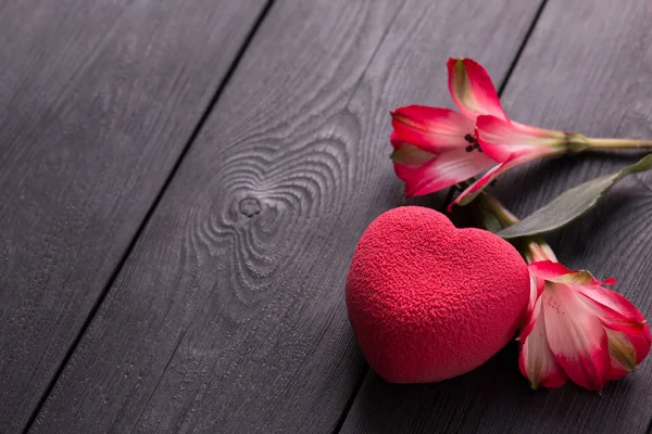 Concepto de San Valentín. Pastel de terciopelo corazón rojo sobre fondo negro de madera con delicadas flores de Alstroemeria — Foto de Stock