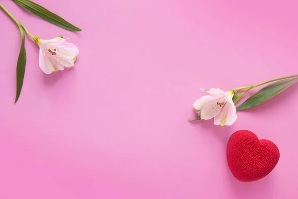 Concepto de San Valentín. Pastel de terciopelo corazón rojo sobre una superficie rosa con una delicada Alstroemeria flores — Foto de Stock