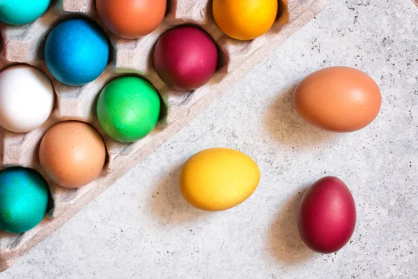 Ovos de páscoa coloridos em mesa de concreto cinza. Vista superior. Decoração Páscoa . — Fotografia de Stock