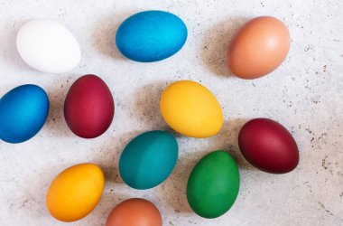 Gri beton masada renkli paskalya yumurtaları. Üst Manzara. Paskalya dekorasyonu.