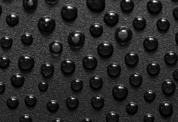 Gotas de água na superfície de metal preto . — Fotografia de Stock