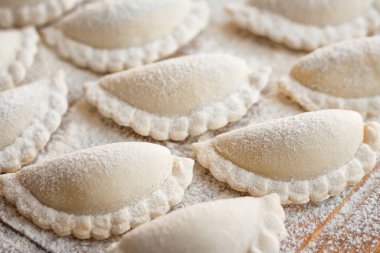 Tahtada çiğ hamur köftesi. Hamur tatlısı yapma süreci. Kapatın. Üst görünüm