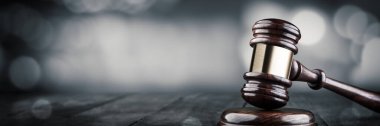 Gavel ve Blok Ahşap Masada Bokeh Geçmişi - Hukuk ve Adalet / Açık Artırma Konsepti