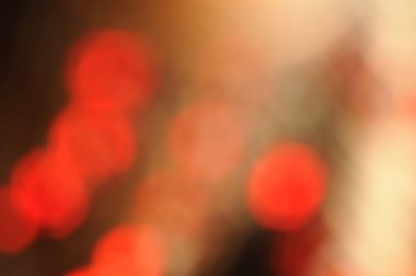 Soyut kırmızı ve altın rengi parlak ışıkların arkaplanı. Odaklanmamış