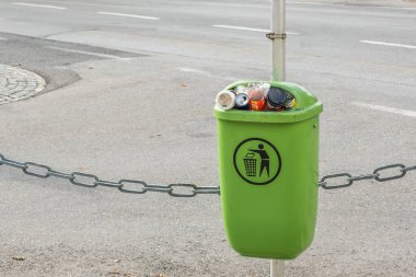Laxenburg, Aşağı Avusturya, Avusturya 'daki Temiz Sokaklar için umumi çöp kutusu veya çöp konteynırının görüntüsü.