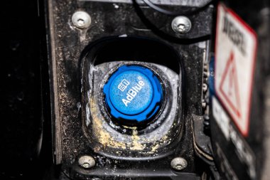 Arabanın yeniden doldurma kapağının görüntüsü, bir Diesel egzoz sıvısı veya kurum yanması ve atmosferdeki hava kirliliğini azaltmak için sulu ürea çözeltisi.