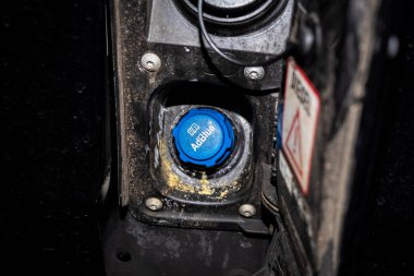 Arabanın yeniden doldurma kapağının görüntüsü, bir Diesel egzoz sıvısı veya kurum yanması ve atmosferdeki hava kirliliğini azaltmak için sulu ürea çözeltisi.