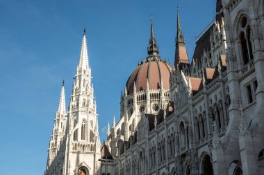 Macaristan 'ın Budapeşte kentinde tarihi ve popüler bir turizm beldesi olan Macar Parlamento Binası veya Budapeşte Parlamentosu manzarası