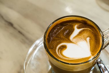 Yeni çalışma gününe başlamadan önce sabah içmeye hazır olan geç saatte bir fincan sıcak kahve tarifi.