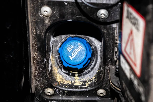 Vista da tampa de recarga AdBlue no carro, um fluido de escape diesel ou uma solução aquosa de ureia para combustão de fuligem e para reduzir a poluição do ar para a atmosfera . — Fotografia de Stock