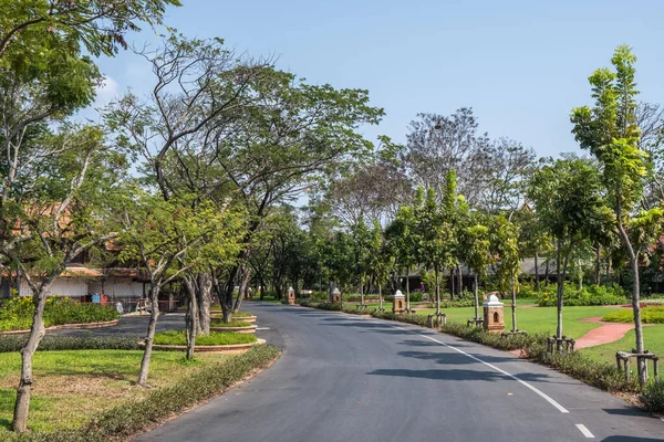 Antik Şehir veya Antik Siyam veya Mueang Boran 'ın yeşil yolu, Tayland' ın tarihi yapılarının kopyalarının yer aldığı bir açık hava park müzesi.. — Stok fotoğraf