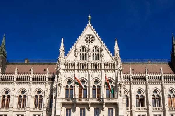 Vista del edificio del Parlamento húngaro o el Parlamento de Budapest, un destino turístico histórico y popular en Budapest, Hungría —  Fotos de Stock