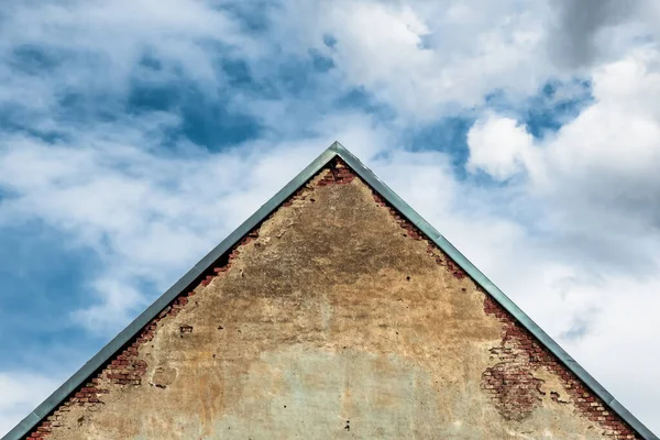 Antigua casa de ladrillo austriaca en estilo arquitectónico europeo contra el cielo . — Foto de Stock