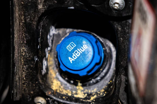 Vista de la tapa de recarga AdBlue en el coche, un fluido de escape Diesel o una solución acuosa de urea para la combustión de hollín y para reducir la contaminación del aire a la atmósfera . Imagen De Stock