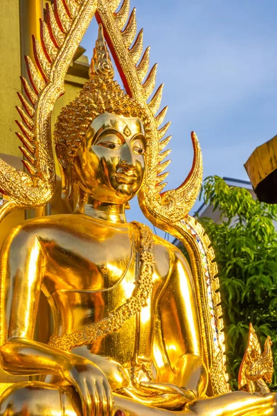 O rosto dourado do Buda ao ar livre do templo na Tailândia com o espaço de cópia do céu azul Fotografias De Stock Royalty-Free