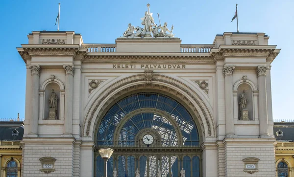 Vista de un edificio exterior de la estación de tren de Budapest Keleti, la principal terminal ferroviaria internacional e interurbana de Budapest, Hungría . —  Fotos de Stock