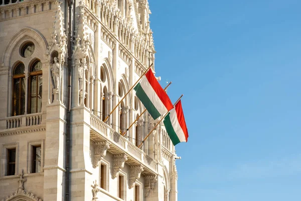 Węgierskie flagi na budynku parlamentu węgierskiego lub Parlamentu Budapesztu, punkt orientacyjny i popularny kierunek turystyczny w Budapeszcie, Węgry — Zdjęcie stockowe