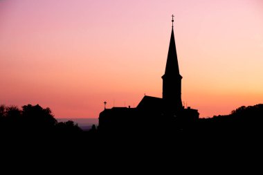 Akşam Gumpoldskirchen 'deki Ortodoks kilisesinin siluet manzarası. Şarap ve Heurigerlar' ın harika bir yamaç üzüm bağları olduğu ünlü bir yer..