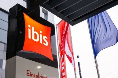 Viyana, Avusturya - 8 Ekim 2019: Viyana, Avusturya 'da Wien Hauptbahnhof yakınlarındaki AccorHotels' e ait uluslararası bir otel şirketi olan Wien Hauptbahnhof Oteli tabelasının görüntüsü.