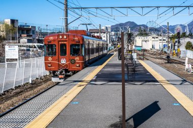 Yamanashi, Japonya - 24 Mart 2019: Eski yerel trenin görüntüsü sabah Mt. Japonya, Yamanashi 'deki Fuji İstasyonu.
