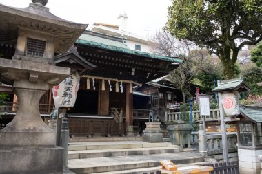 Tokyo, Japonya - 17 Mart 2019: Tokyo, Japonya Ueno parkındaki Gojo Tenjinsha Tapınağı.