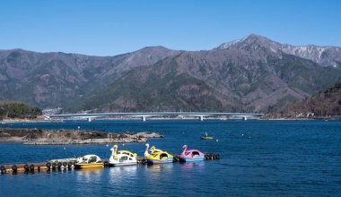 Yamanashi, Japonya - 24 Mart 2019: Fuji 5 gölünün yüzey alanı açısından en büyük ikinci gölü olan Kawaguchi Gölü, Japonya 'nın Yamanashi şehrinde yer almaktadır..
