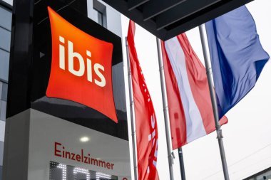 Viyana, Avusturya - 8 Ekim 2019: Viyana, Avusturya 'da Wien Hauptbahnhof yakınlarındaki AccorHotels' e ait uluslararası bir otel şirketi olan Wien Hauptbahnhof Oteli tabelasının görüntüsü.