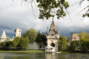  Aşağı Avusturya - 10 Ekim 2019: Laxenburg, Aşağı Avusturya, Avusturya 'da bir şato, Franzensburg manzarası.
